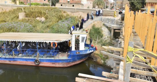 محافظ أسيوط يوجه بتشغيل العبارة النهرية بجوار كوبرى الحواتكة بمنفلوط مجانا