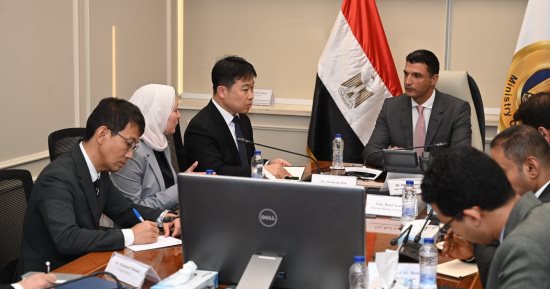 وزير الصناعة يبحث مع مسؤولي شركة سامسونج إلكترونيكس مشروعاتها وخططها التوسعية