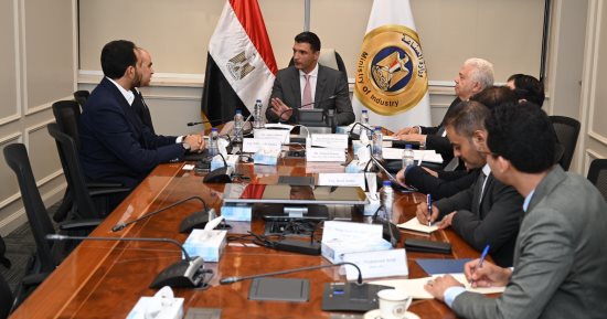 وزارة الصناعة: تركيب محطات طاقة شمسية على أسطح نحو 7000 مصنع بإجمالى قدرة 1000 ميجاوات