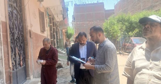 رئيس حى العجوزة يطرق أبواب المواطنين لتسريع ملفات التصالح على مخالفات البناء