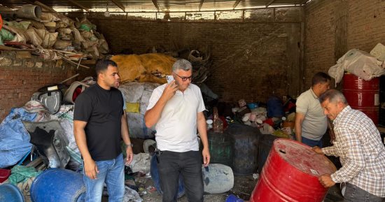 حى الطالبية يداهم مخازن الخردة المخالفة ويصادر مركبات ومعدات التشغيل.. صور