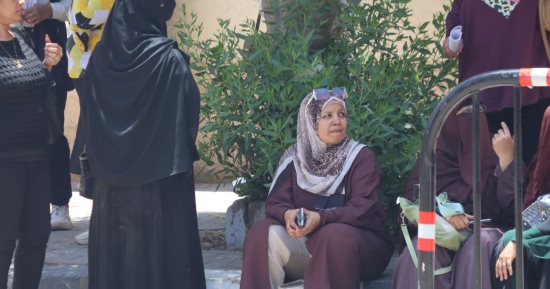 أولياء أمور طلاب الثانوية العامة بأسوان يجلسون على الرصيف أمام اللجان.. صور