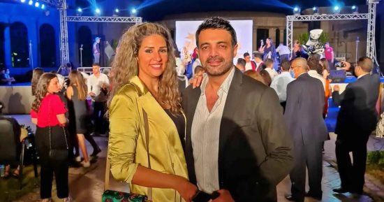 عمرو محمود ياسين عن مرض زوجته: مررنا بمرحلة علاج قاسية ومرهقة نفسيًا