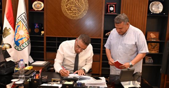 محافظ جنوب سيناء يعتمد عددًا من عقود تقنين الأراضى بمدينة شرم الشيخ