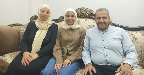 الناجح يرفع إيده.. فرحة داخل منزل رودينا الأولى على المنوفية فى الشهادة الإعدادية