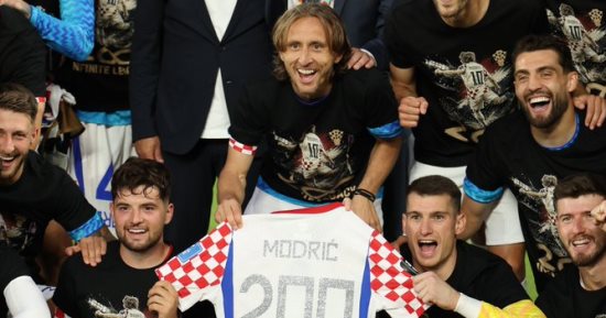 كرواتيا تحتفل بمودريتش بعد وصوله إلى المباراة الدولية رقم 200.. صور