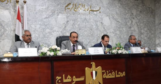 محافظ سوهاج بوجه بضرورة التعامل الفورى مع شكاوى المواطنين