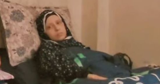 بين المرض والنزوح والأمومة المهددة بالفقدان.. الباحثة الفلسطينية خلود أبو سهمود تواجه السرطان بغزة وسط دمار المستشفيات وتعطل مسار العلاج خارج القطاع.. تحلم بحضن طفليها وتوقف العلاج الكيماوى يضاعف معاناتها.. صور