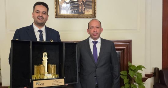 عميد طب قصر العيني يتسلم مجسماً لـ «وقف الملك عبد العزيز».. تفاصيل
