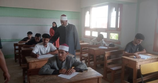 مدير الإسماعيلية الأزهرية يتفقد لجان امتحان الأحياء للقسم العلمى بأبو صوير