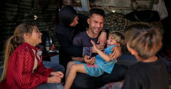"لؤي صبح".. شاب فلسطيني فقد بصره وشلت يده في الحرب وزوجته تصارع السرطان.. العدوان سلب منه عينيه وحركته وترك أسرته تواجه المرض.. وأطفاله يبحثون عن الطعام بين النفايات داخل خيمة نزوح في غزة.. صور