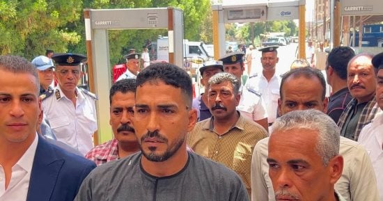 مشهد يحبس الأنفاس.. الكفن ينهى خصومة ثأرية بين عائلتين بدشنا.. فيديو