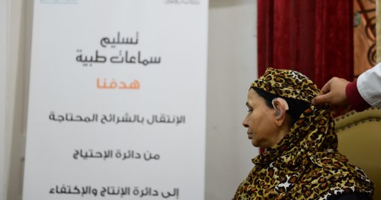 دعما لذوى الهمم.. تسليم سماعات طبية بقرى ونجوع محافظة أسوان