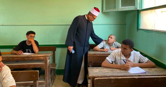 رئيس منطقة كفر الشيخ الأزهرية يتابع امتحان الصرف لطلاب أدبى بالشهادة الثانوية