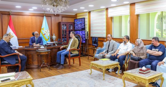 محافظ كفر الشيخ ينهي معاناة امتدت لأكثر من 24 عاماً ويسلم عقود أرض الجونة بالبرلس