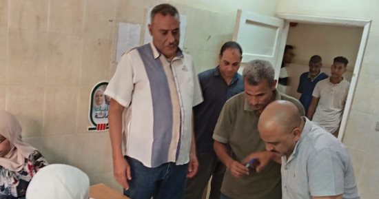 نائب رئيس أخميم يتابع الخدمات الصحية والشبابية ميدانيا.. صور