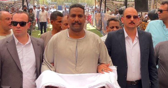 الكفن ينهي خصومة ثأرية عمرها 10 سنوات بين عائلتين فى قنا.. فيديو