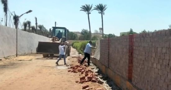 مركز أبو النمرس يزيل أسوارًا مخالفة ضمن حملات التصدى للتعديات