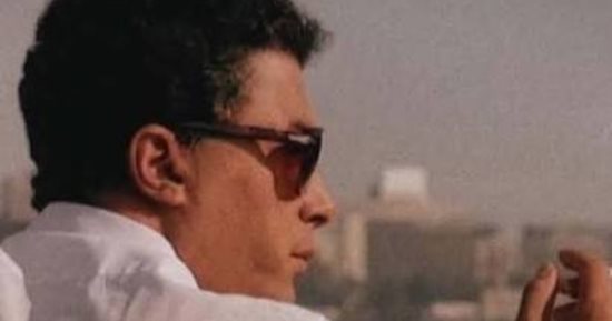 دخل الحمام مخصوص عشان يشتمه.. حكاية غضب أحمد زكى من خان بسبب الحريف
