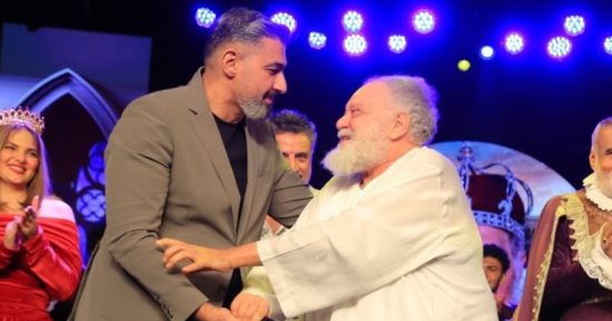 ياسر جلال يقبّل يد يحيى الفخرانى بعد مشاهدة الملك لير ويصفه بـ العملاق