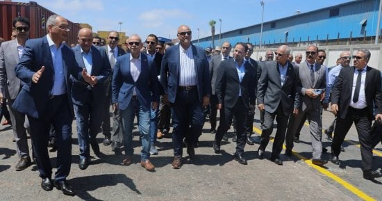 وزير الاستثمار يتفقد ميناء الدخيلة لبحث منظومة العمل