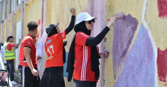 فيها حاجة حلوة.. الشباب يحولون الشارع للوحة فنية.. مبادرة رسمة بسمة تعيد تعريف المناطق الشعبية بالألوان.. تصل لـ4 محافظات وتجمل 31 منطقة برسومات تعبر عن الهوية.. وشبابها: عايزين بلدنا أجمل ورحلتنا لسه مكملة