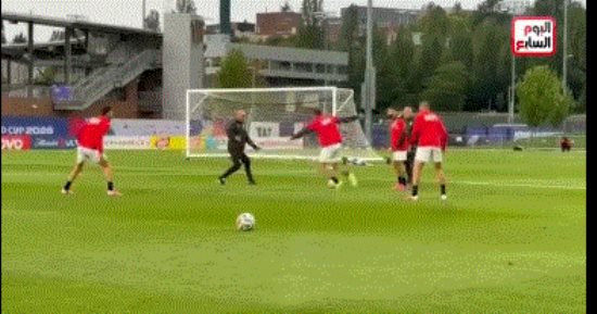 حسام حسن يشارك محمد صلاح ولاعبى منتخب مصر تدريبات الفريق.. فيديو