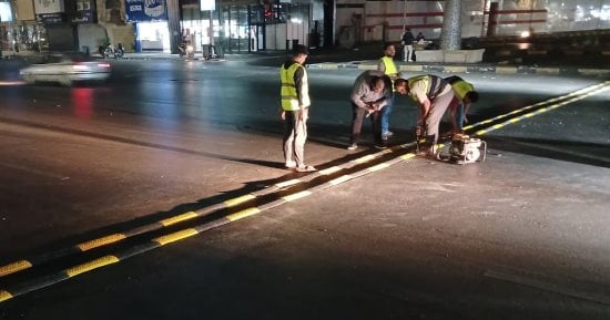 تركيب مطبات صناعية بشارع جامعة الدول العربية فى حى العجوزة لتعزيز السلامة.. صور
