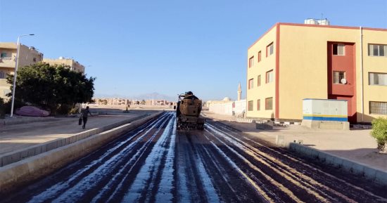 جنوب سيناء تواصل تطوير شبكة الطرق.. تنفيذ مشروعات الخطة الاستثمارية بطور سيناء ونويبع