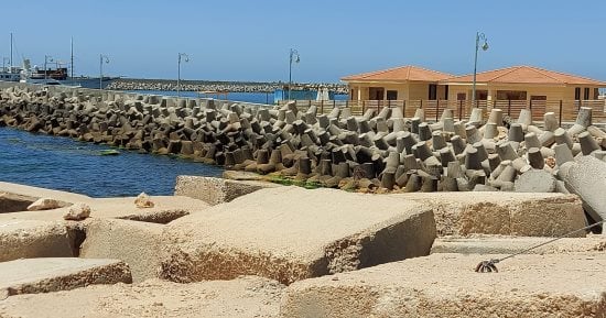 الإسكندرية تعزز حماية شواطئها بمشروع جديد يمتد من سيدي بشر إلى لوران
