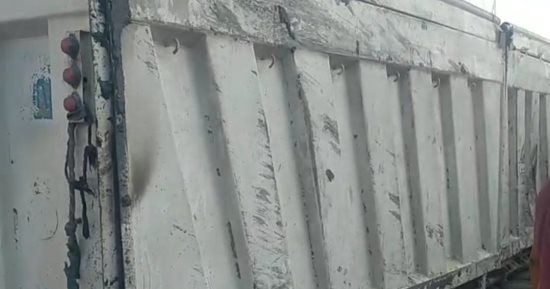 مصرع شخصين وإصابة 4 آخرين إثر سقوط مقطورة محملة بالطوب على سيارة بالوراق 