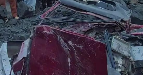 العربية اتعجنت.. صور حادث لسقوط تريلا على سيارة ملاكي بالوراق.. صور 