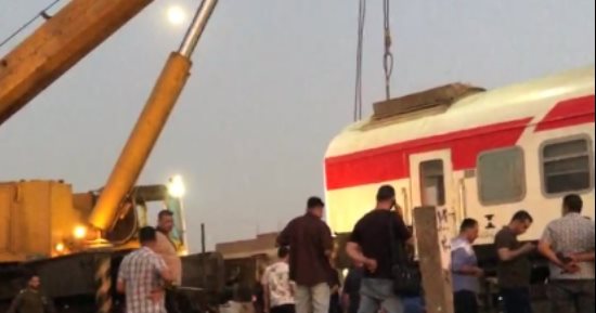 جهود مكثفة لرفع عربات قطار خرج عن القضبان بكفر الزيات.. فيديو