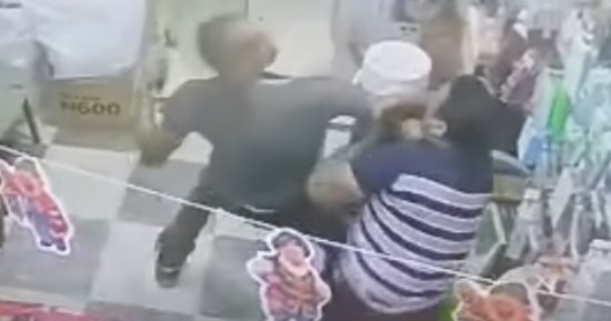 كاميرات المراقبة ترصد مشهد الاعتداء على صاحب محل بساطور في العياط.. صور