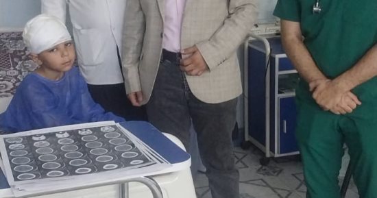 أطباء الفيوم العام ينقذون طفلا من الموت بعد سقوط مروحة على رأسه