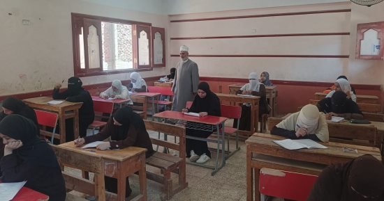 رئيس منطقة سوهاج الأزهرية يتفقد لجان العسيرات ويطمئن على سير امتحان الجغرافيا