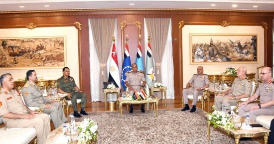 وزير الدفاع يلتقى نائب القائد العام للجيش الوطنى الليبى ورئيس الأركان العامة