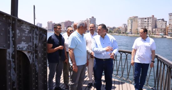 وزير الإنتاج الحربى ومحافظ دمياط يتفقدان كوبرى دمياط التاريخى