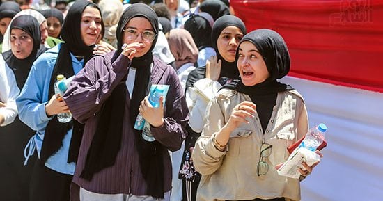 طلاب الثانوية العامة نظام قديم يؤدون امتحان اللغة الثانية