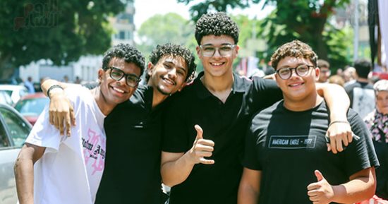 طلاب الثانوية العامة يبدأون امتحان الفيزياء والتاريخ