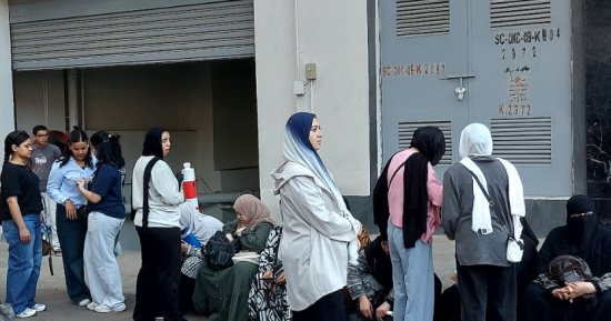ربنا يجعلكم الصعب سهل.. دعوات الأمهات تسبق الطلاب إلى لجان الثانوية العامة
