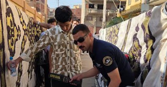 تفتيش بالعصا الإلكترونية.. إجراءات مشددة بلجان الثانوية فى الإسماعيلية (فيديو)