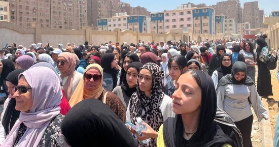 اللغة العربية تفتتح امتحانات المواد الأساسية للثانوية العامة.. توافد آلاف الطلاب على لجان الجيزة.. رقابة مشددة لمواجهة الغش.. غرف العمليات تتابع سير الامتحان.. وأولياء الأمور يترقبون أبناءهم خارج اللجان.. صور
