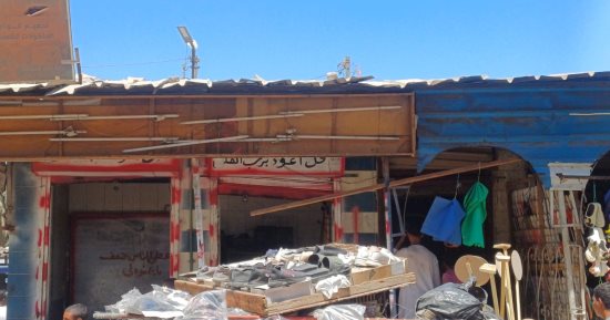 إزالة المحال القديمة بجوار موقف "هو" بنجع حمادي تمهيدًا لإنشاء بوابة ودورات مياه