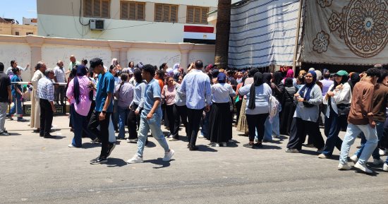 الامتحان طويل.. شاهد لحظات خروج طلبة الثانوية العامة من لجان الأقصر.. فيديو