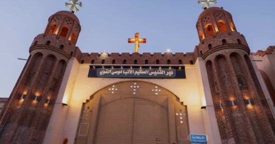 دير الأنبا موسى بطريق العلمين يحتفل غدا بعيد استشهاد شفيع الدير وسط صلوات وتطييب الرفات
