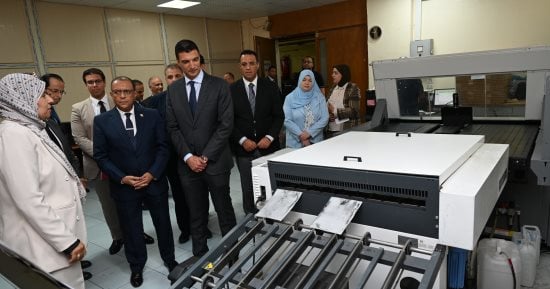 وزير الصناعة يتفقد العمليات الانتاجية بالهيئة العامة لشئون المطابع الاميرية