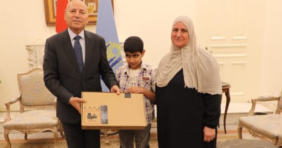 ​محافظ القاهرة يستقبل الطالب "محمد عبد الحميد" ويهديه "لاب توب" تمناه