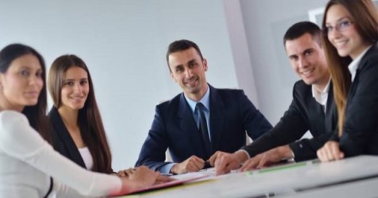 4 علامات تكشف طبيعة العلاقة داخل المكتب.. أصدقاء أم مجرد زمايل؟