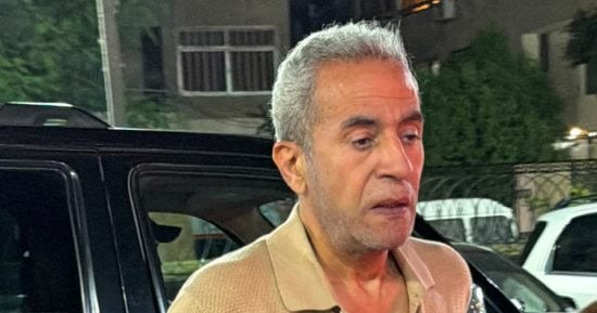 صبرى فواز ووفاء مكى وأحمد بدير يقدمون واجب العزاء فى المنتج الراحل غزال الشال